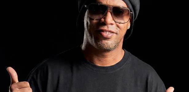 Ronaldinho tenta comprar time de basquete em crise na Europa, diz jornal