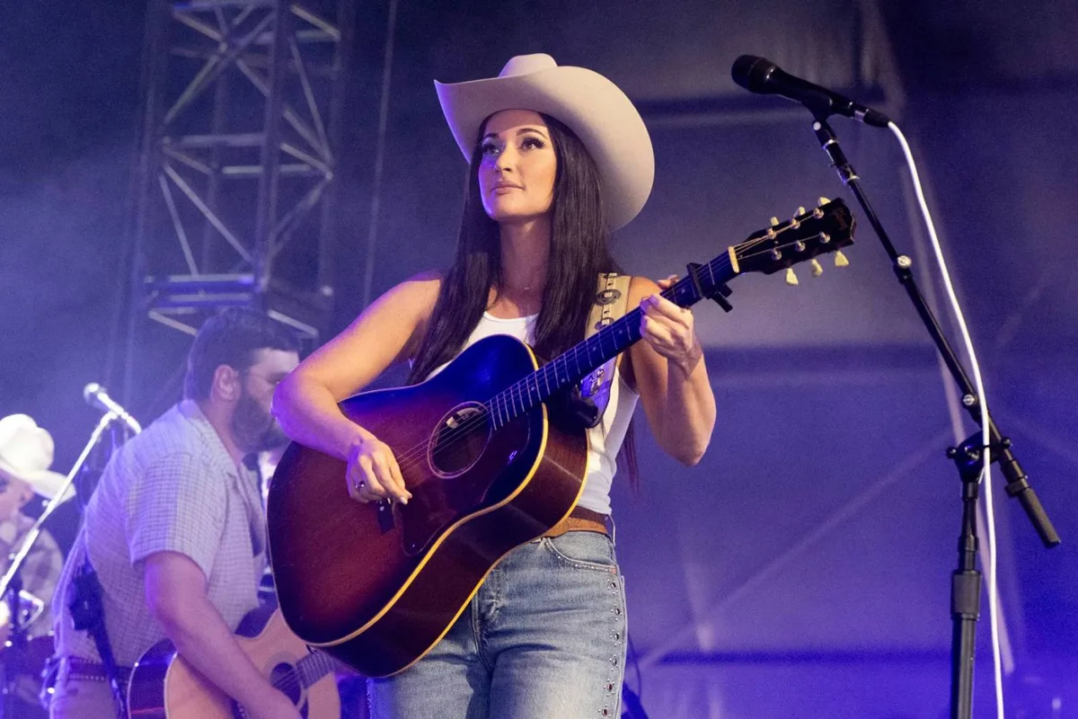Kacey Musgraves Honors ‘Supernova’ Dolly Parton and Covers ‘9 to 5’