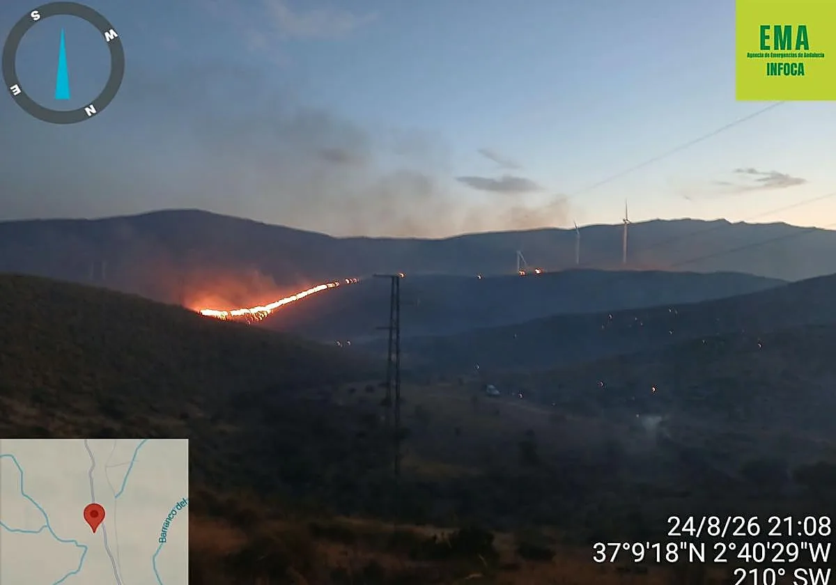 El incendio de Las Tres Villas, en Almería, evoluciona de «forma favorable»