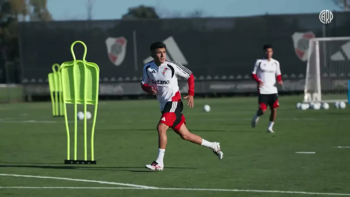 Bastidores: o primeiro dia de Almada como jogador do River Plate