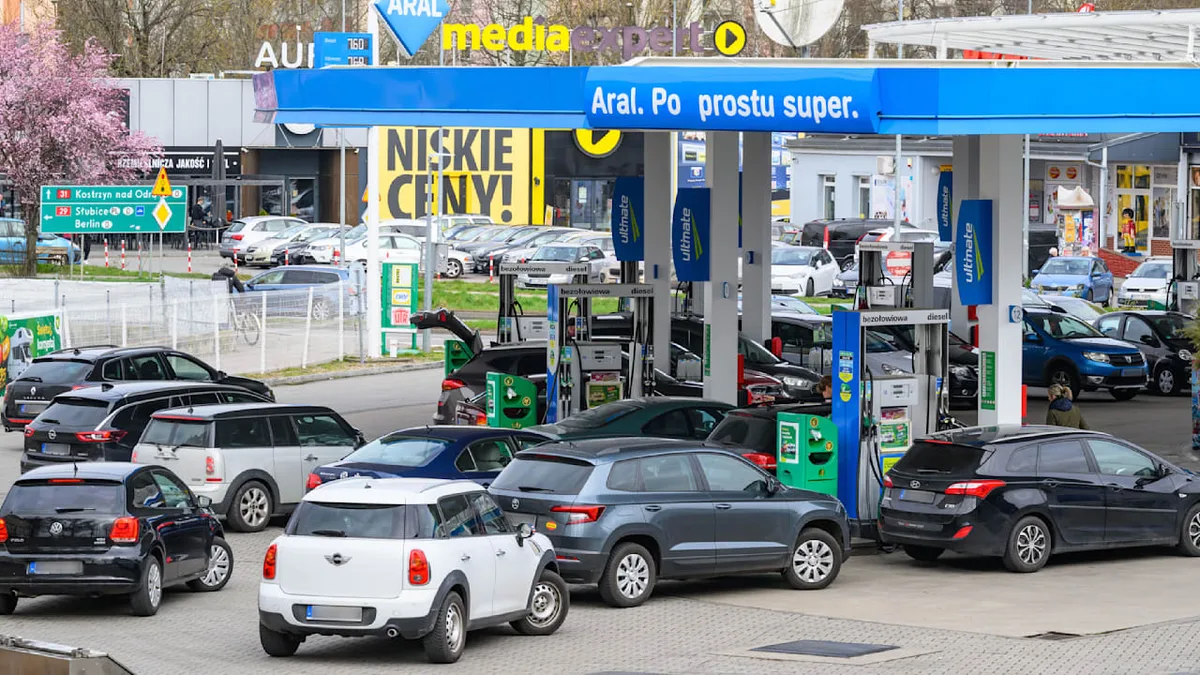 Deutsche Nachbarländer - Warum tanken fast alle anderen billiger als wir?