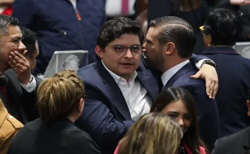 Entre abrazos y gritos de “presidente, presidente”, Paulo García deja el Congreso; dirigirá Morena en CDMX