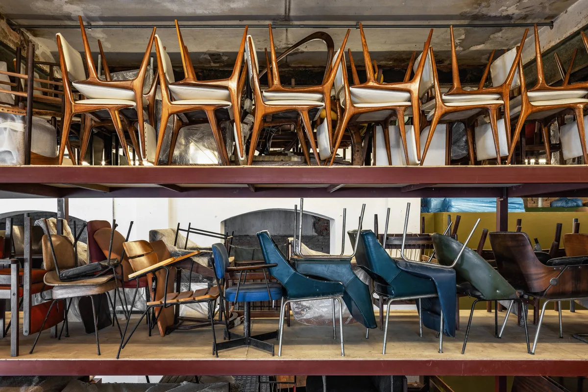 Galeria Teo transforma antiga fábrica em armazém de móvel moderno brasileiro