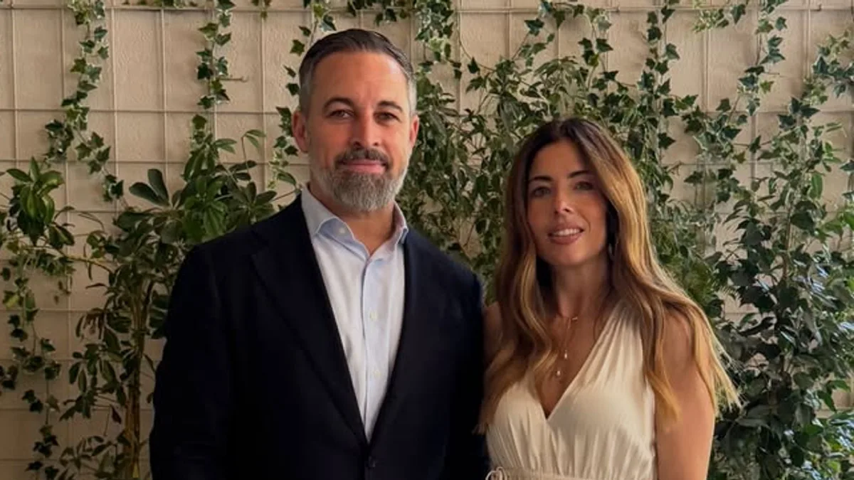 Así es el dormitorio infantil de los hijos de Santiago Abascal y Lidia Bedman: tres camas, madera natural y una decoración de cuento