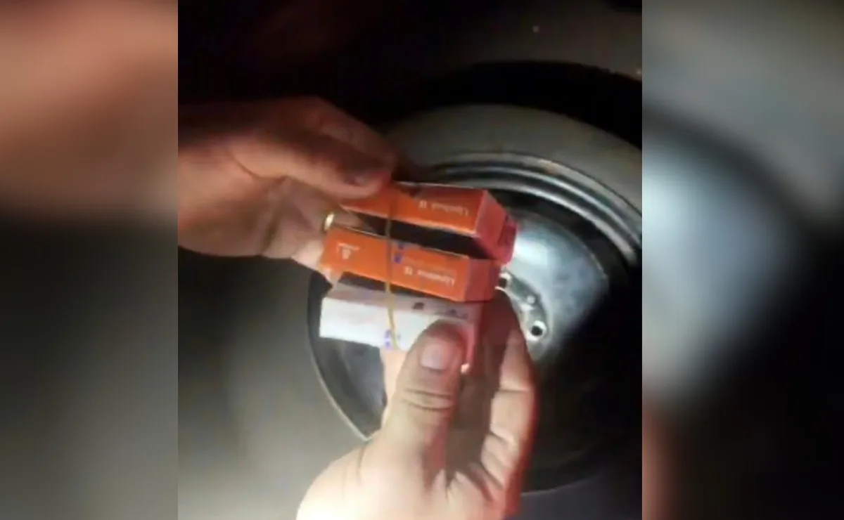 Homem é preso com quase 400 ampolas de remédios para emagrecer escondidas dentro do estepe do carro; vídeo