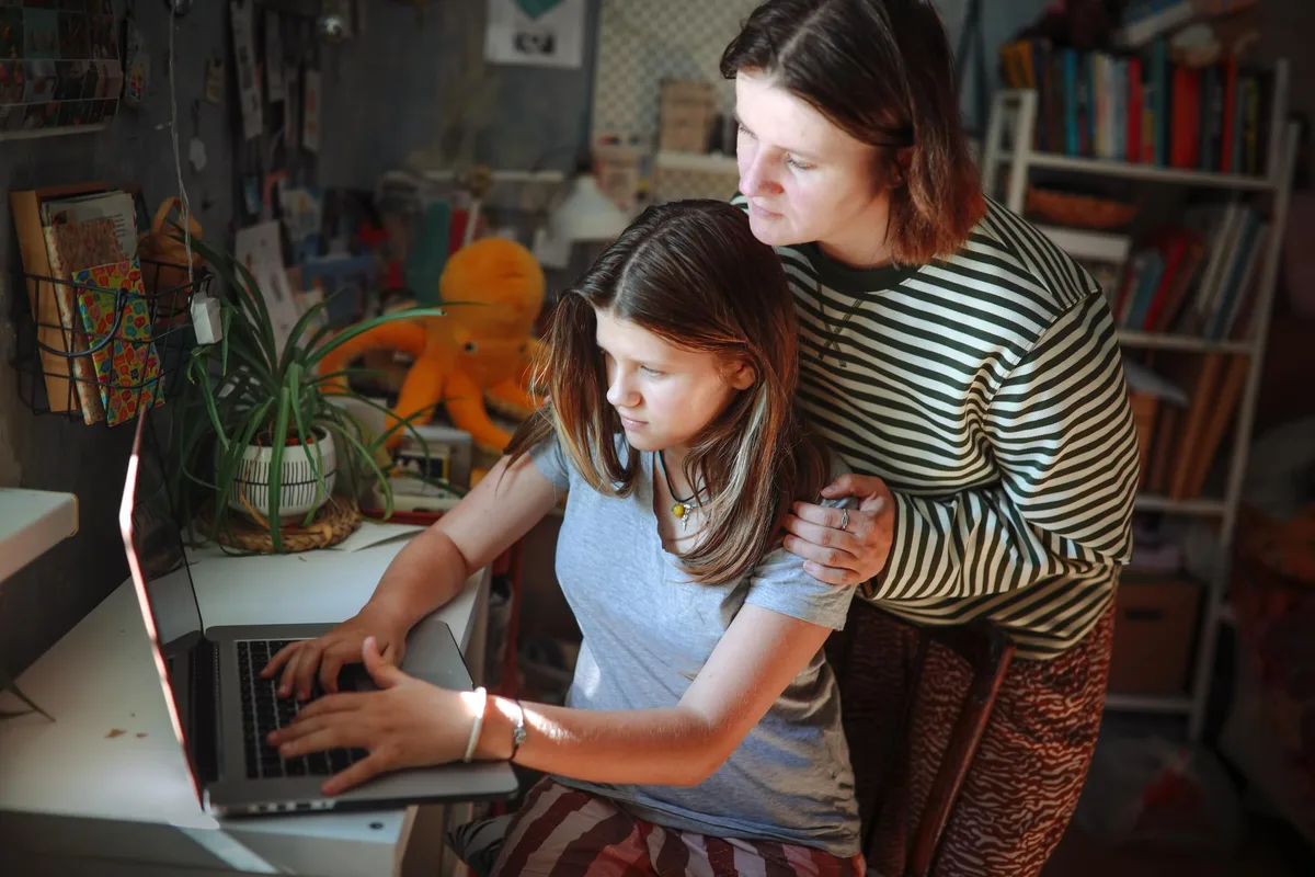 Rentrée scolaire et IA : « Dans l’espace numérique, les enfants ont besoin d’être accompagnés par leurs parents comme dans la rue »