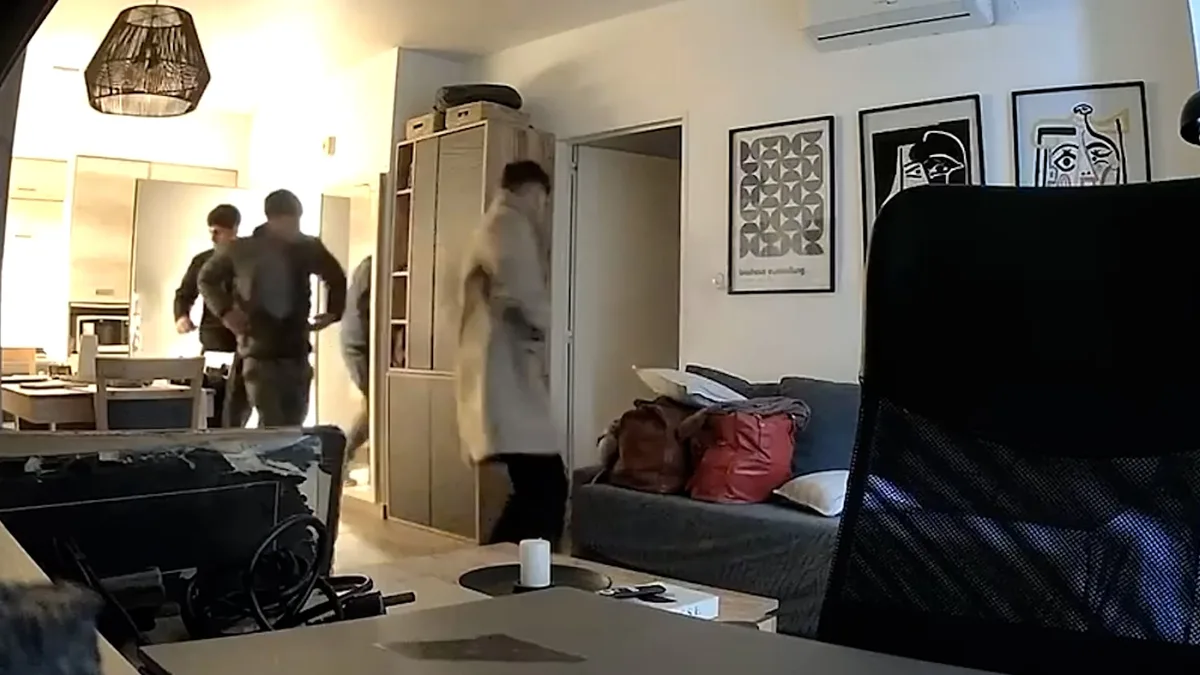 Delincuentes desvalijaron un departamento en Palermo y quedaron filmados: el video del robo