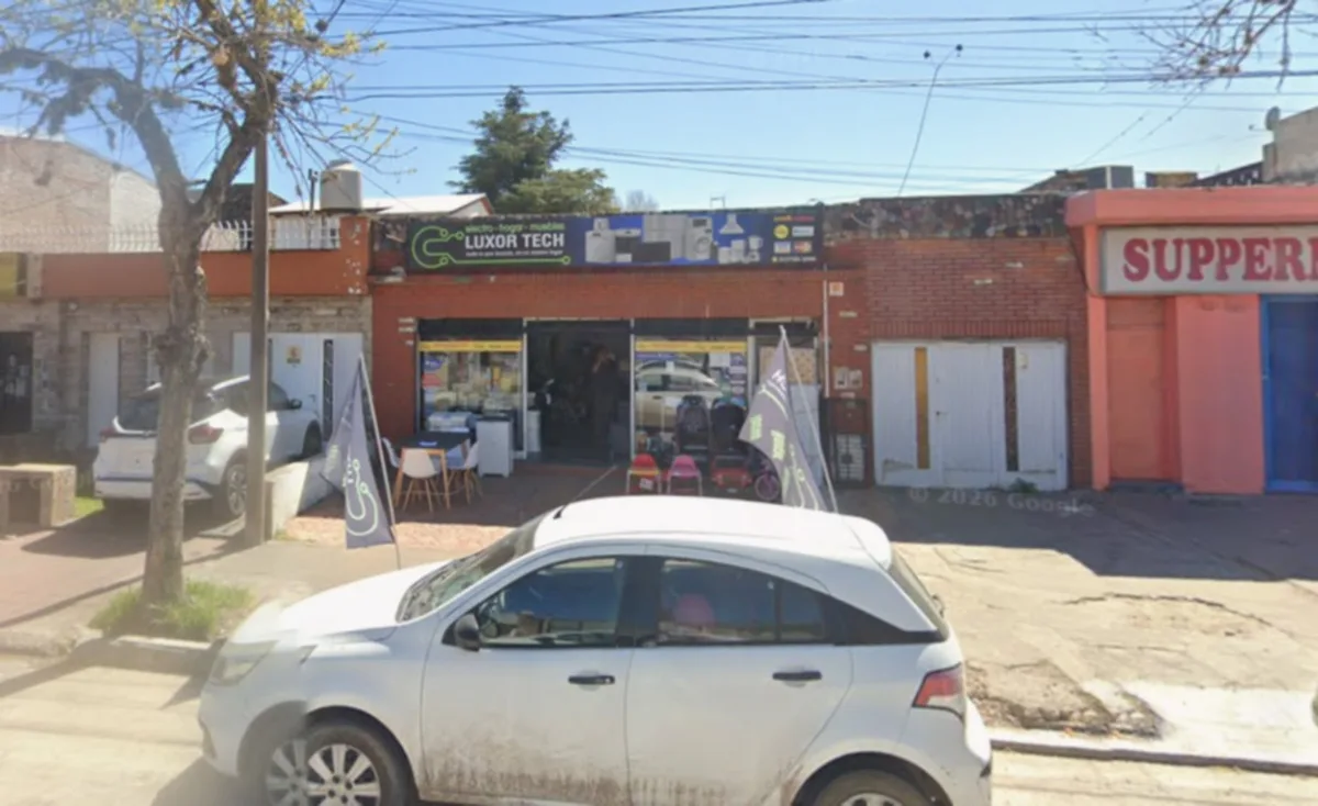 Robaron en una tienda de tecnología de Rosario y se llevaron una millones de pesos en minutos