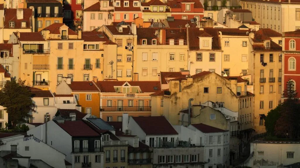 Portugal enfrenta alta recorde nos aluguéis e discute pacote para conter crise habitacional