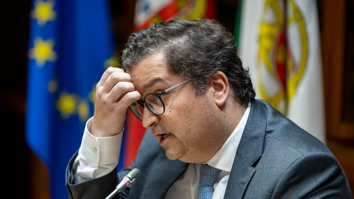 Governo nega haver “taxa ilegal” sobre os combustíveis a financiar IP