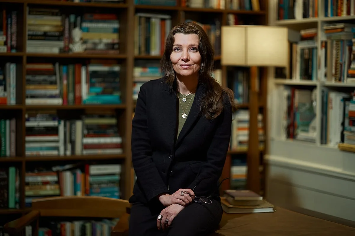 Escritora britânico-turca Elif Shafak vence Prémio Europeu Helena Vaz da Silva 2026