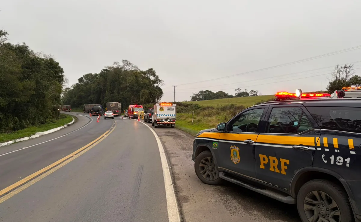 Motorista de carro morre em colisão frontal com caminhão na BR-476, na Lapa