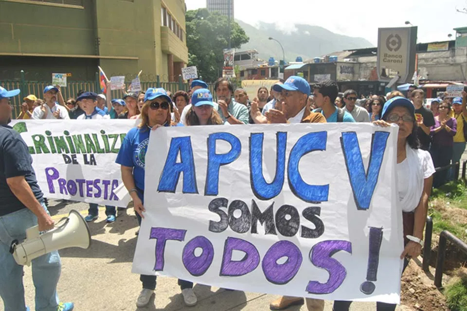 «No hay tiempo que perder»: profesores exigen acuerdos para recuperar la democracia