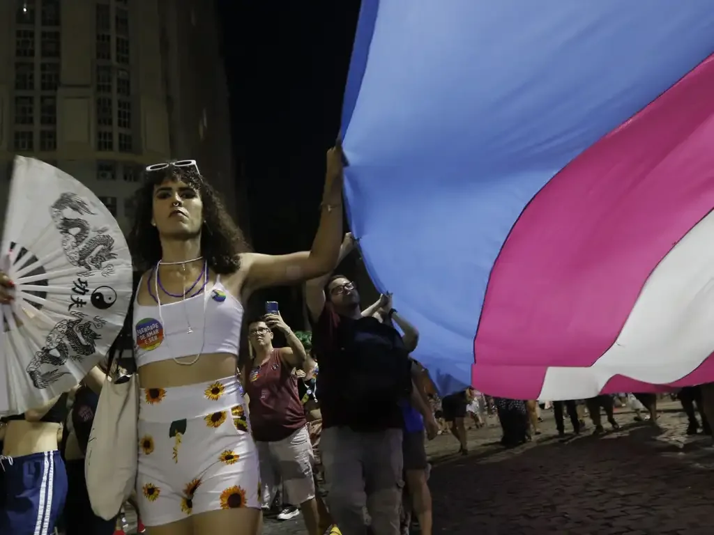 Marcha Trans & Travesti ocupa centro do Rio neste sábado (19) em defesa de direitos e da democracia