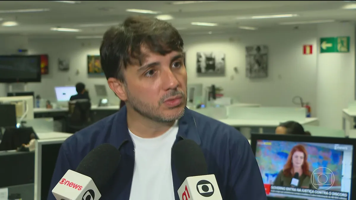 Renan Santos, candidato do Missão à Presidência, faz campanha no Rio