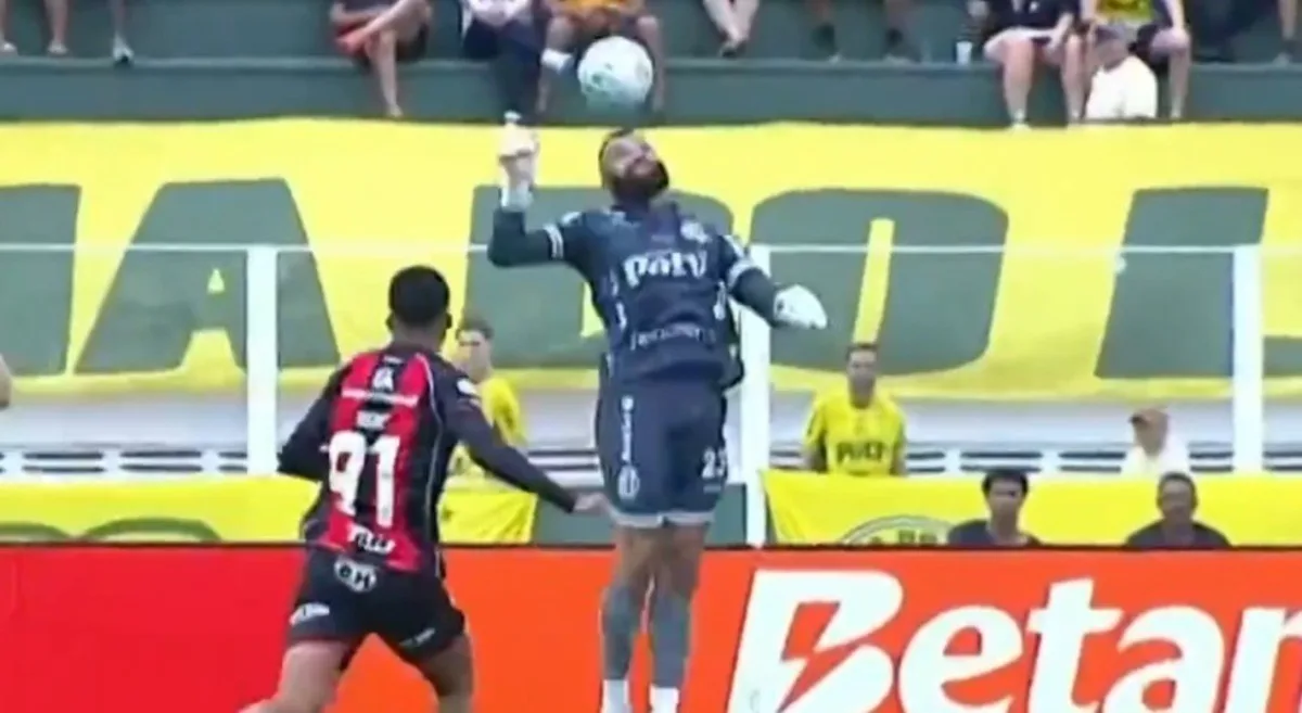 Alex Muralha falha feio e deixa gol vazio para o Vitória marcar; assista