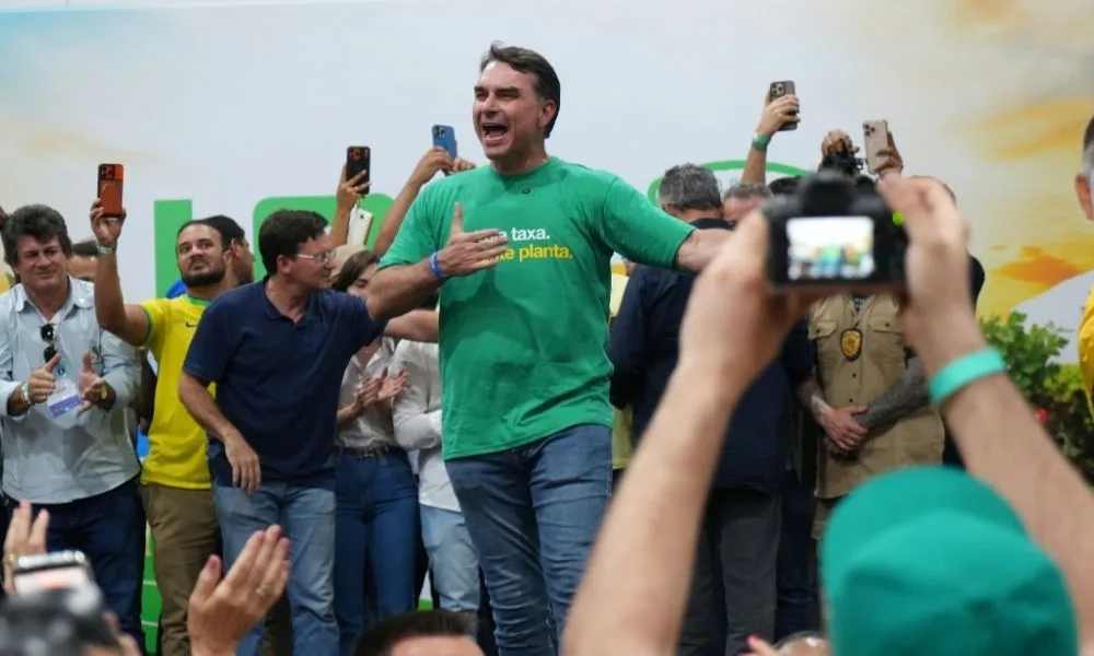 Nunes leva Flávio à periferia e organiza almoço com empresários na estreia do senador na capital