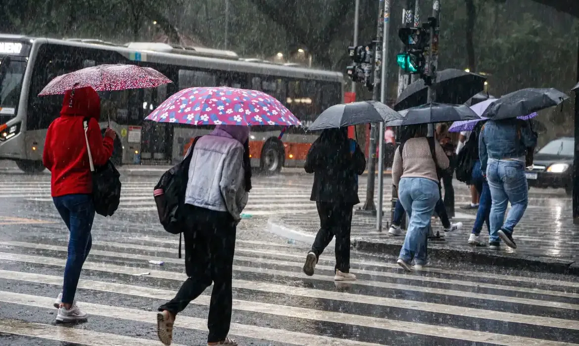 Previsão do tempo: São Paulo terá terça de chuva, enquanto interior enfrenta ar seco