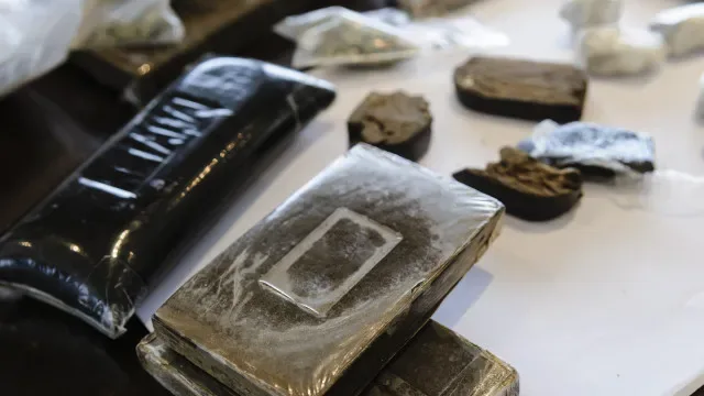Nervosismo e odor denunciam jovem em Lisboa. Tinha 35 de doses de haxixe