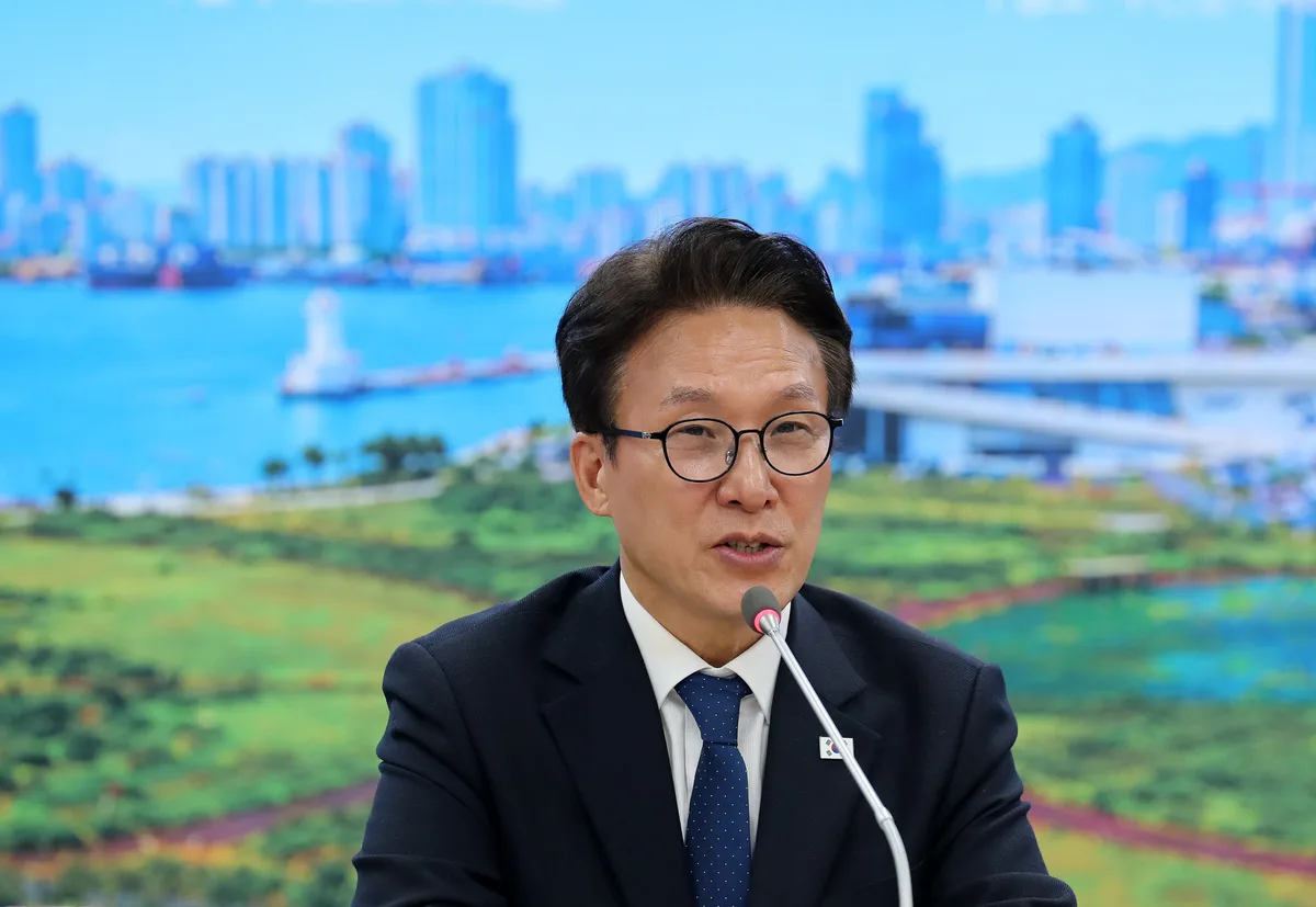 2주 만에 부산 다시 찾은 김민석 “18(野) 대 0(與) 정치환경”
