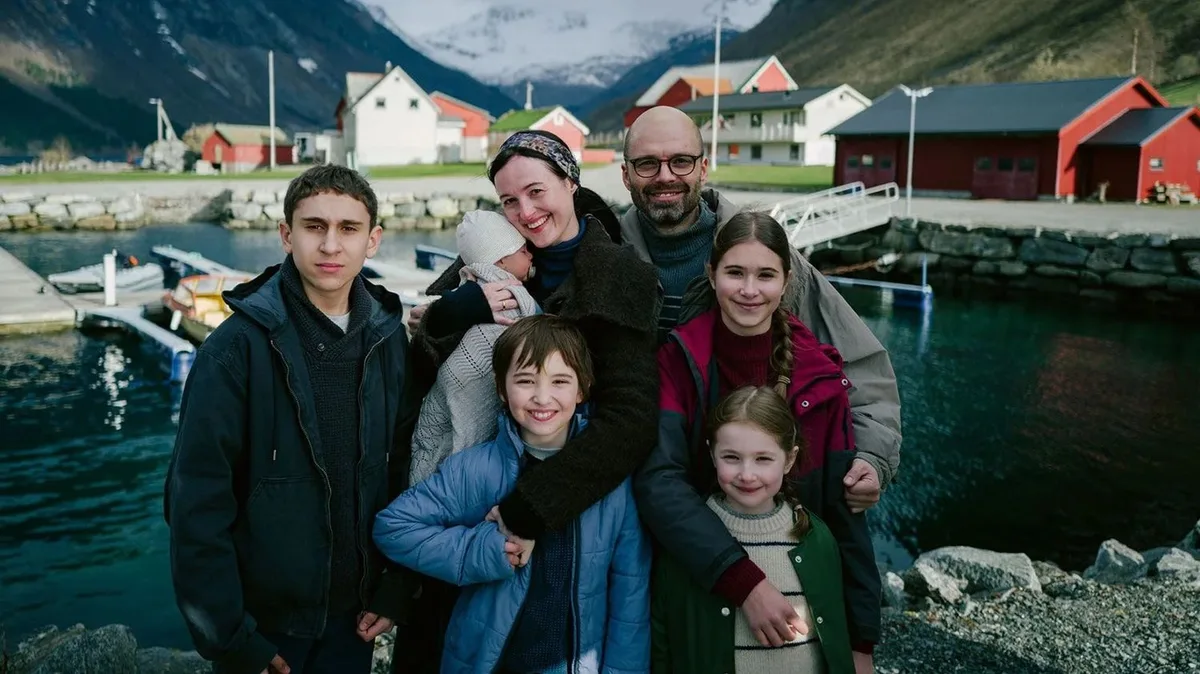 Dans "Fjord", Palme d'Or 2026, Cristian Mungiu dénonce les dangers de la polarisation à travers l'histoire d'une famille roumaine chrétienne intégriste exilée en Norvège
