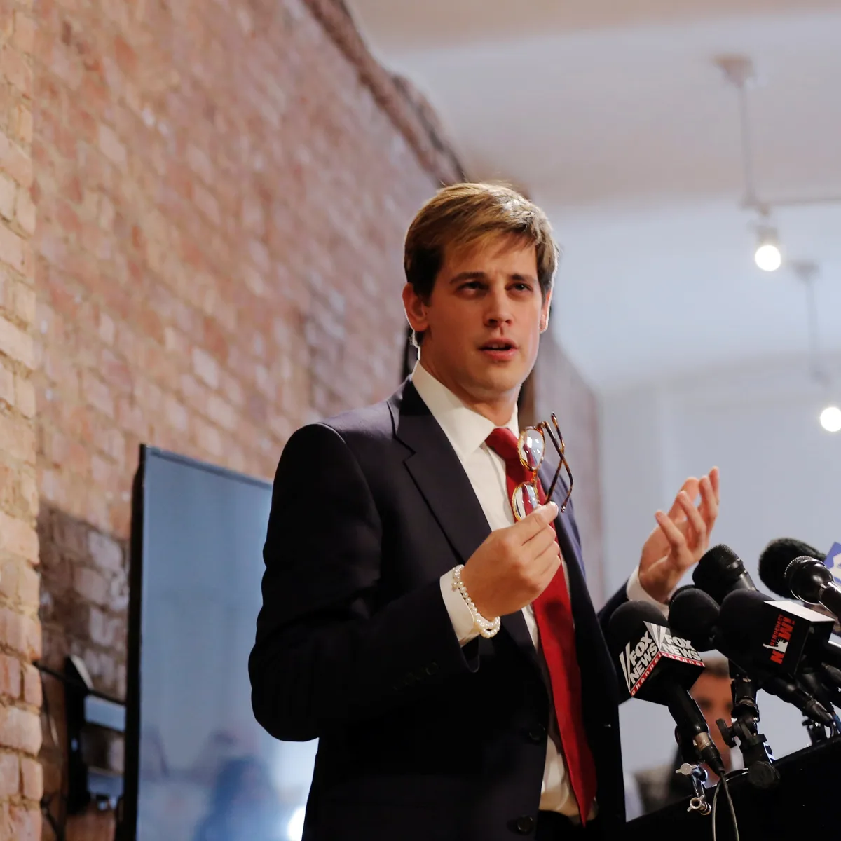 British far-right political commentator Milo Yiannopoulos detained by ICE