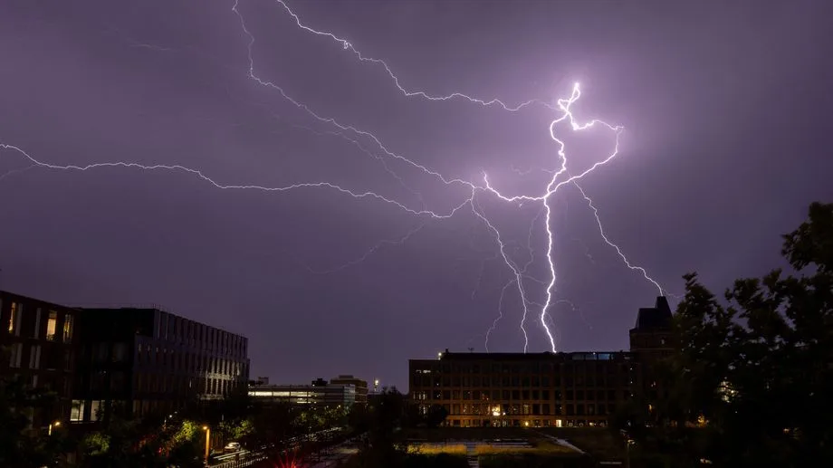 Météo : 37 départements en vigilance orange pour orages, deux pour canicule