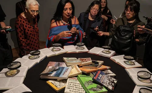 La artista Betsabeé Romero rinde homenaje a Carlos Monsiváis con nueva exposición