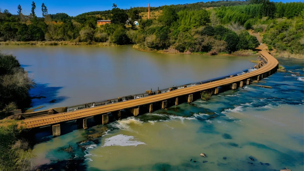 ‘Paraíso escondido’: ponte em curva sobre cachoeira de 10 metros vira atração na divisa de cidades em SC