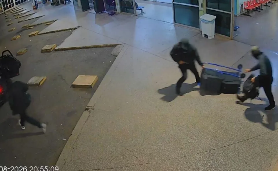 Trio armado invade terminal, rouba carga em 1 minuto e causa pânico em assalto na Rodoviária de Medianeira; veja o vídeo