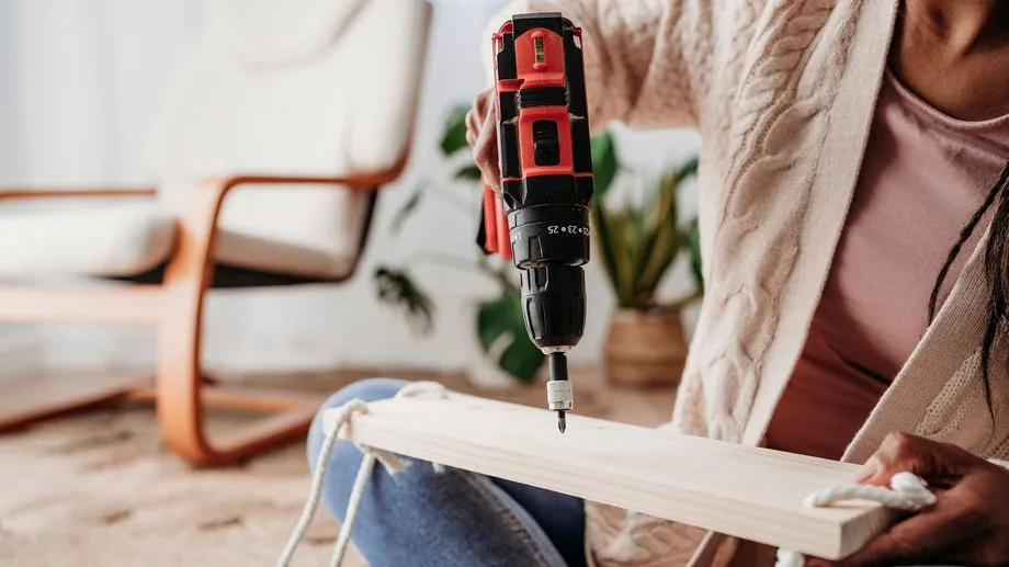 Outils de bricolage, vêtements, matériel de sport : comment économiser en louant ou en empruntant ?
