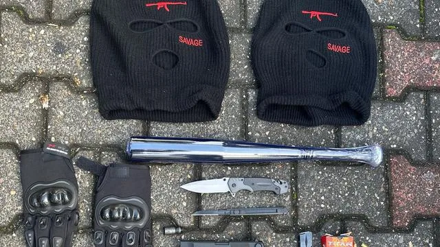 Verkehrskontrolle: Sturmhauben und Waffen - Polizei findet Arsenal in Auto