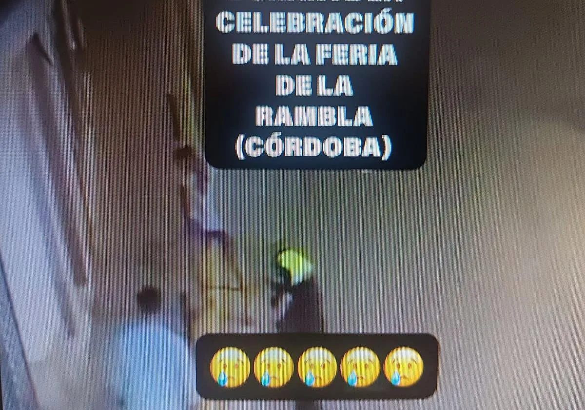 Un policía local golpea a una rata en la Feria de La Rambla, Pacma le acusa de «crueldad» y estalla la polémica