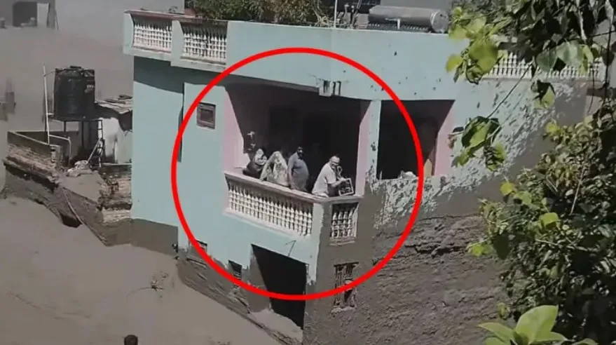 Familia quedó atrapada en una casa mientras inundación en Nepal arrasaba con todo (VIDEO)