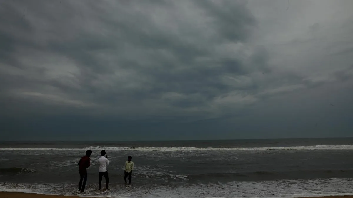 Monsoon likely to arrive over T.N. on October 15, bringing relief from warm weather