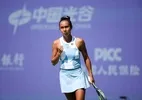 Chinesa surpreende Eala na estreia e encara Fernandez na próxima fase