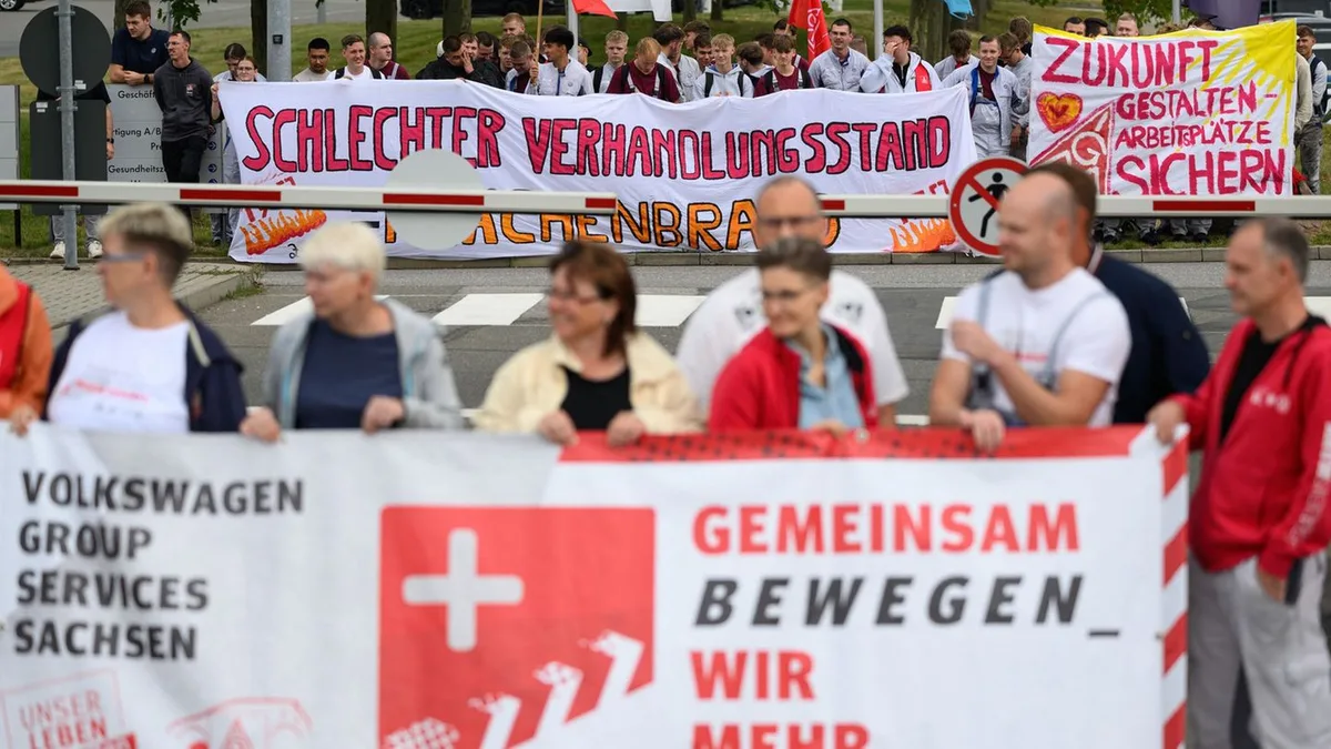 Autoindustrie: VW-Chef Blume stellt sich einer verunsicherten Belegschaft