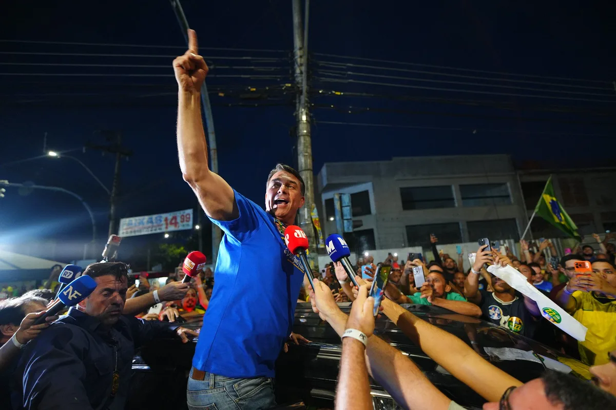 Palver mostra Flávio Bolsonaro numericamente à frente de Lula no 1º turno, em empate técnico