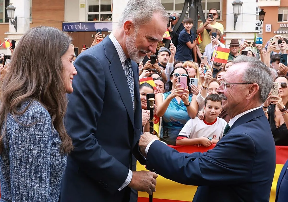 Qué es el aleo, el bastón ceutí que Vivas ha entregado al Rey durante su visita