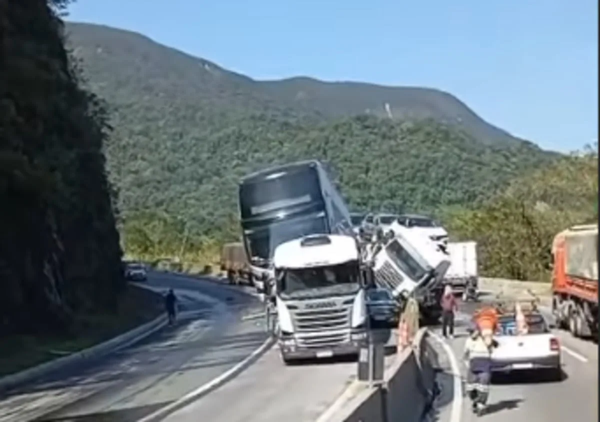 Engavetamento na Serra do Mar bloqueia a BR-277; há duas mortes e 18 feridos