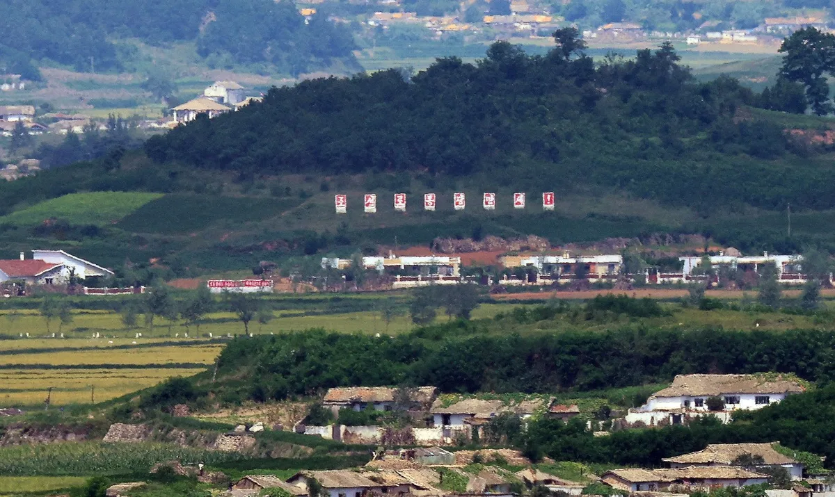 국방부 “DMZ 폭발, 유엔사 현장조사 요청에 수색로 개척하다 발생”