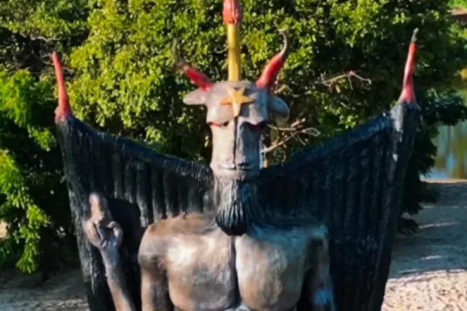 Denúncia de intolerância envolve prefeito em caso de estátua do 'diabo'