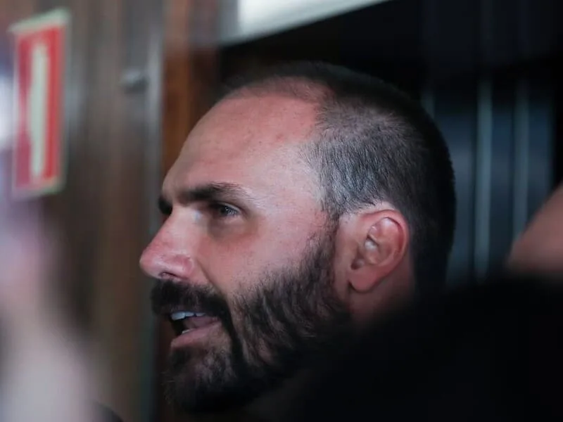 Eduardo Bolsonaro é demitido da Polícia Federal por abandono de cargo