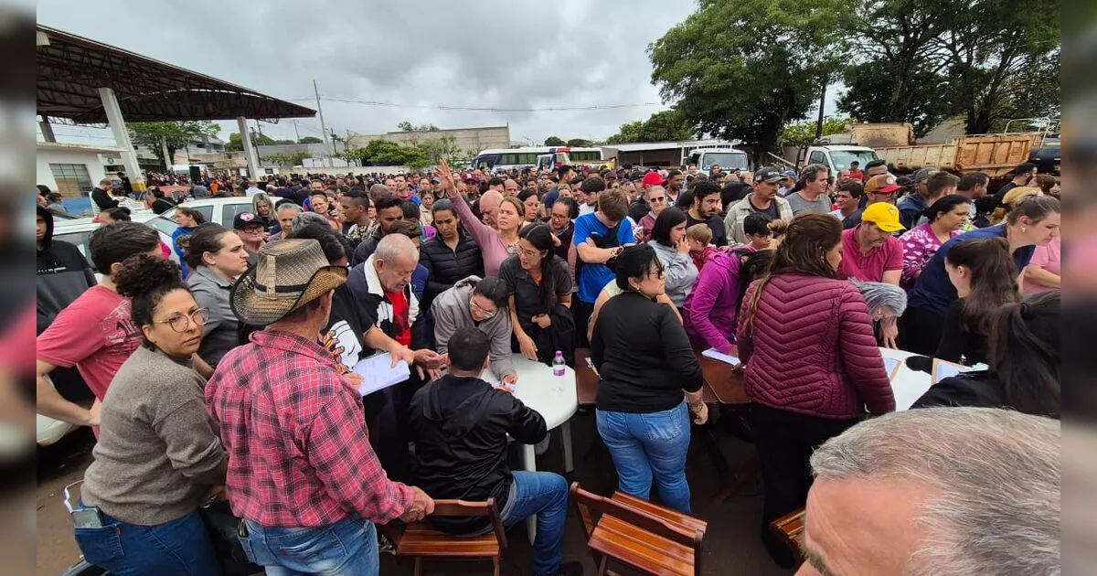 Moradores fazem fila para buscar telhas distribuídas pela prefeitura de Apucarana