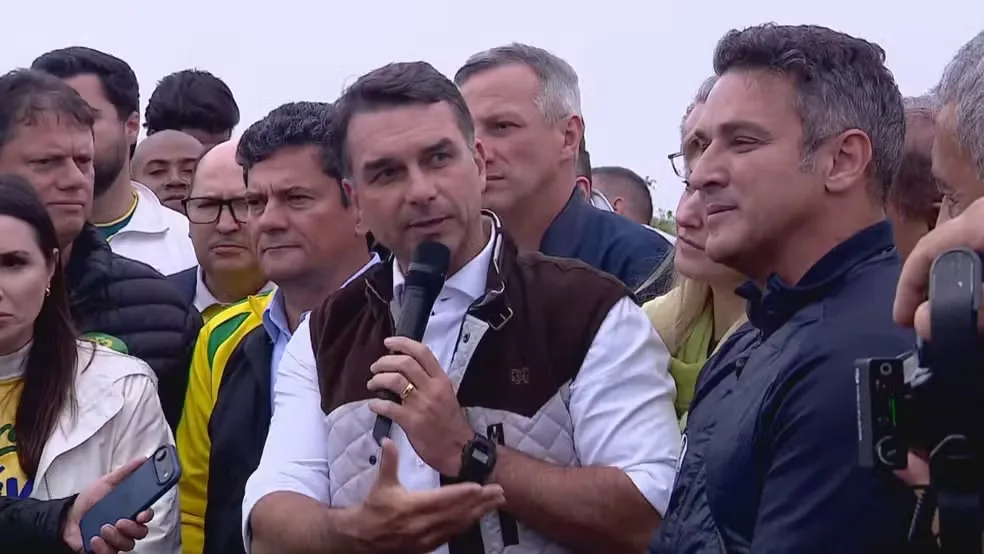 Flávio prioriza ato de campanha no RS e não comparece à votação do fim da escala 6x1