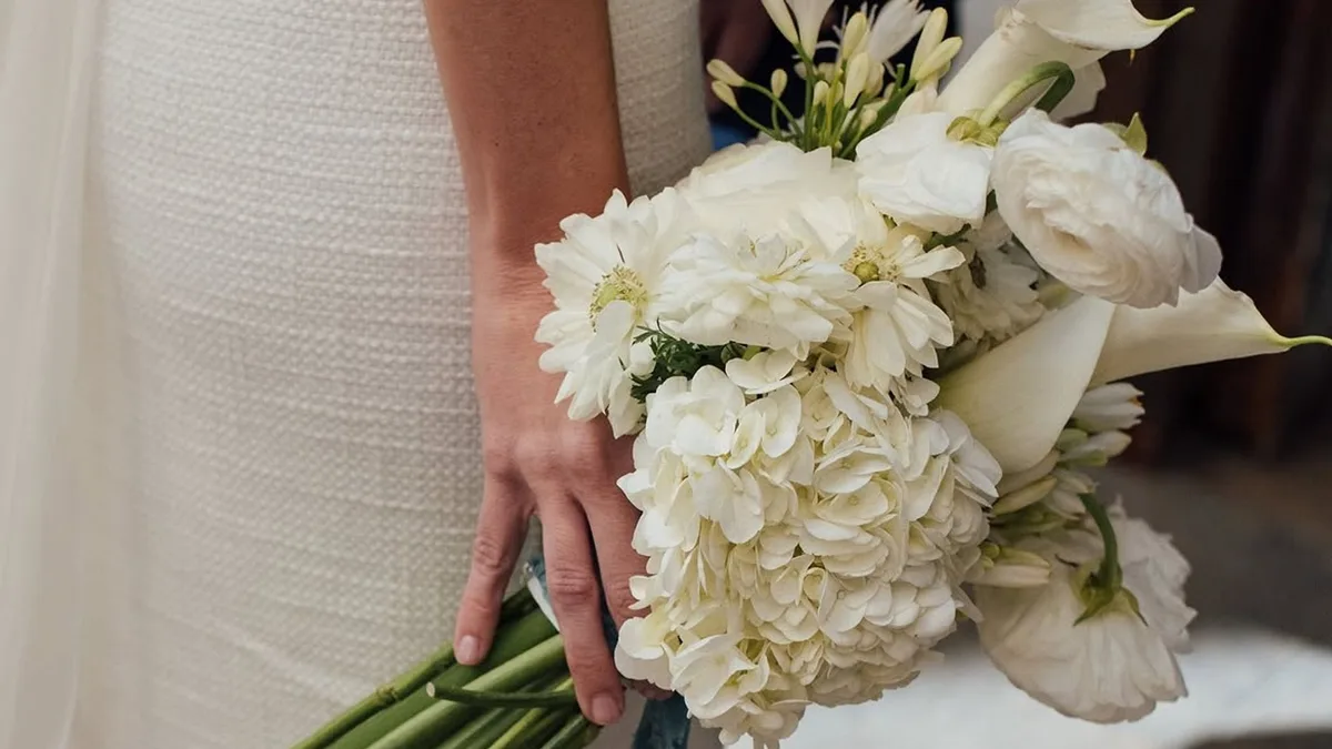 "Las flores blancas siguen siendo el símbolo más poderoso": así ha cambiado el ramo de novia, de amuleto contra malos espíritus a accesorio estrella