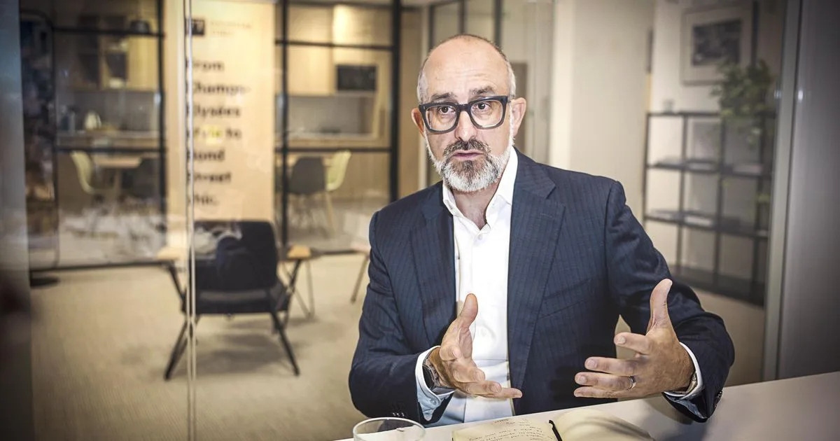 3,5 millions d’abonnés, rentabilité et virage vers l’IA : comment le Financial Times prépare son avenir sous la houlette de son nouveau patron Jon Slade