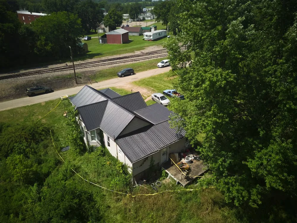 Madre de 16 menores hallados confinados entre desechos humanos enfrenta nuevas acusaciones en Ohio