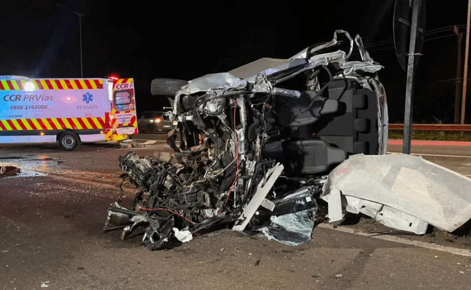 Carro fica completamente destruído após bater em carreta e capotar na BR-369; jovem é socorrido em estado grave