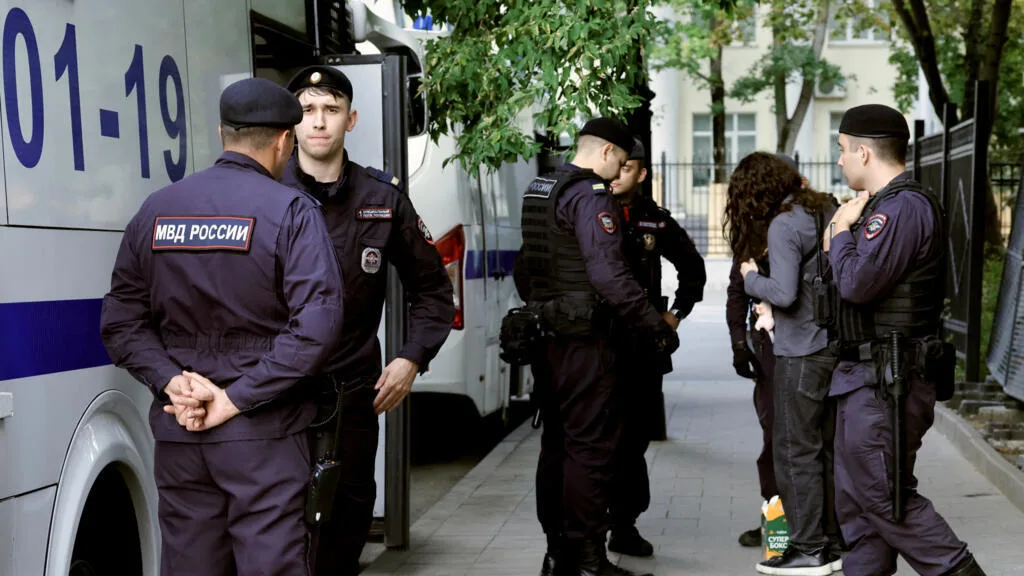 Pour les Russes de l’étranger, le retour au pays peut se transformer en aller simple vers la prison